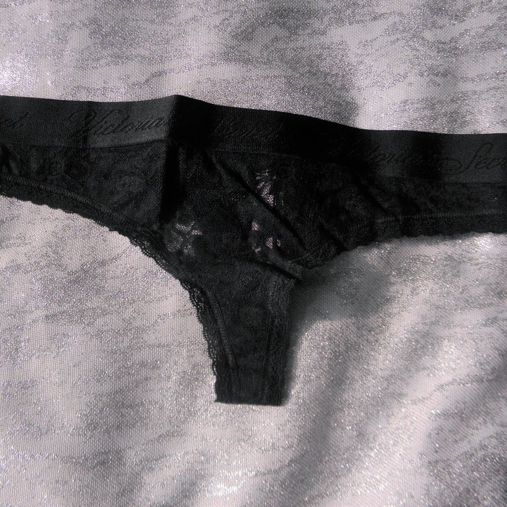VS BLACK LACE LOGO THONG